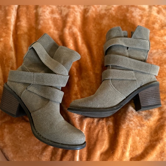 Cathy Jean booties - Picture 3 of 4